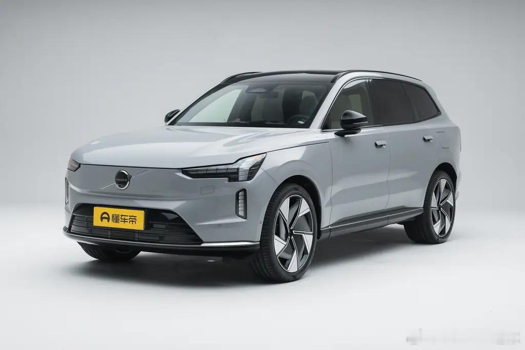 好家伙，今天两台SUV都开预售发布会左边沃尔沃EX90，五米的中大型SUV，53