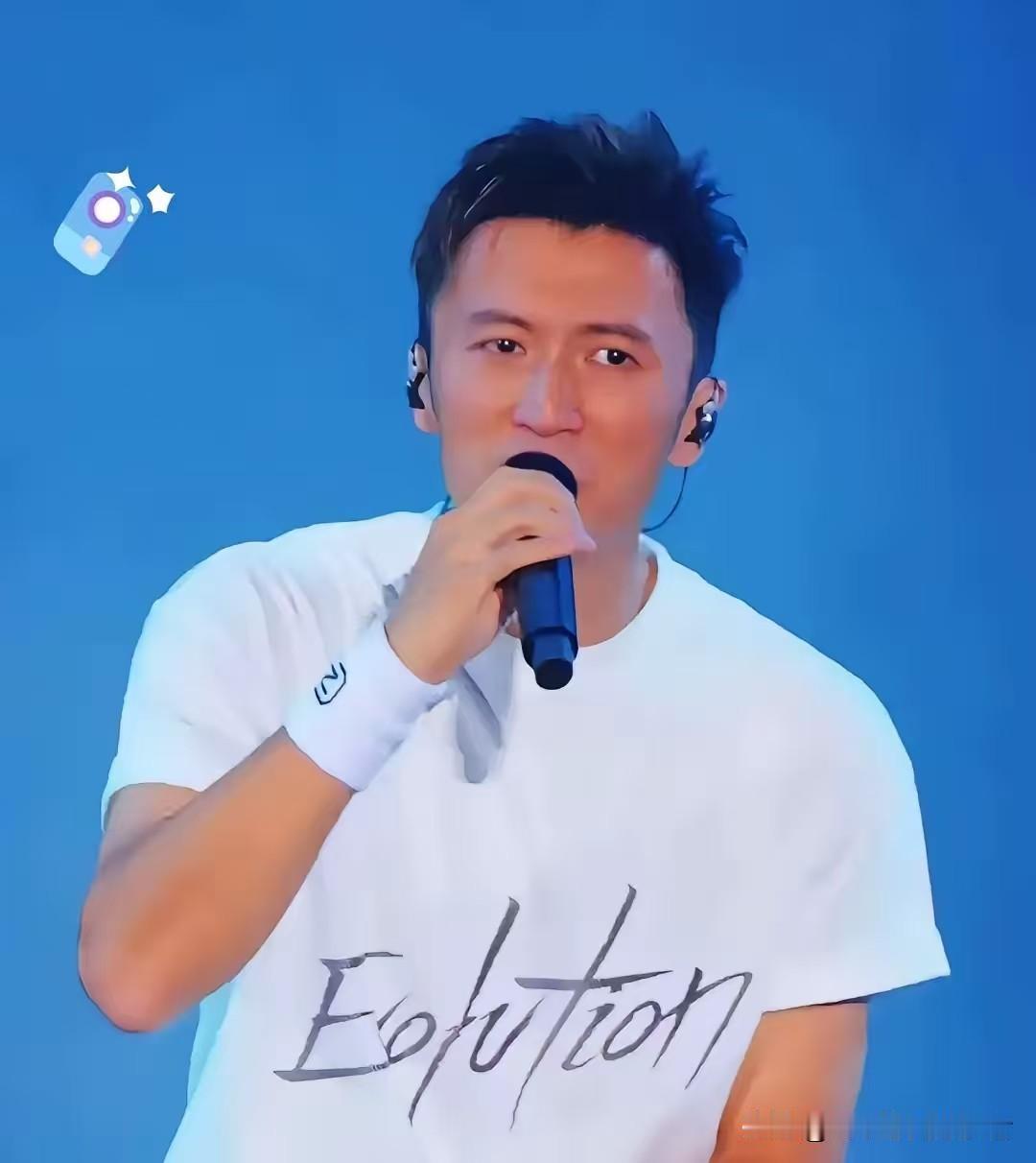 谢霆锋背后一定有高人指点不信你看他今年都46岁了，在北京这一次的演唱会，