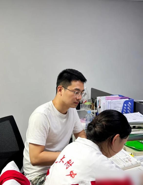 近日，海淀一位“211爸爸”火了。说真的，我前两年就是踩过这个坑的老家长，那