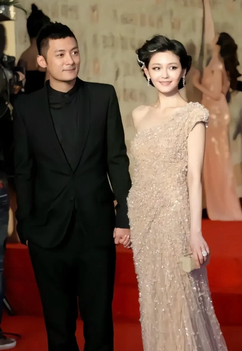 回想起2010年，大S现身上海电影节，身着Eliesaab高定礼服，五官精致，