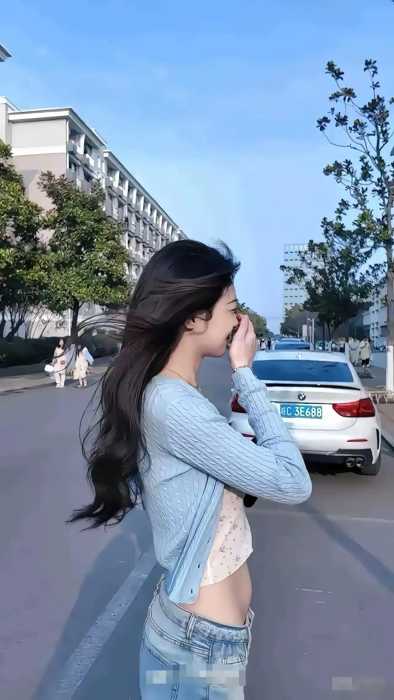 今天天气很好，美女也非常开心。