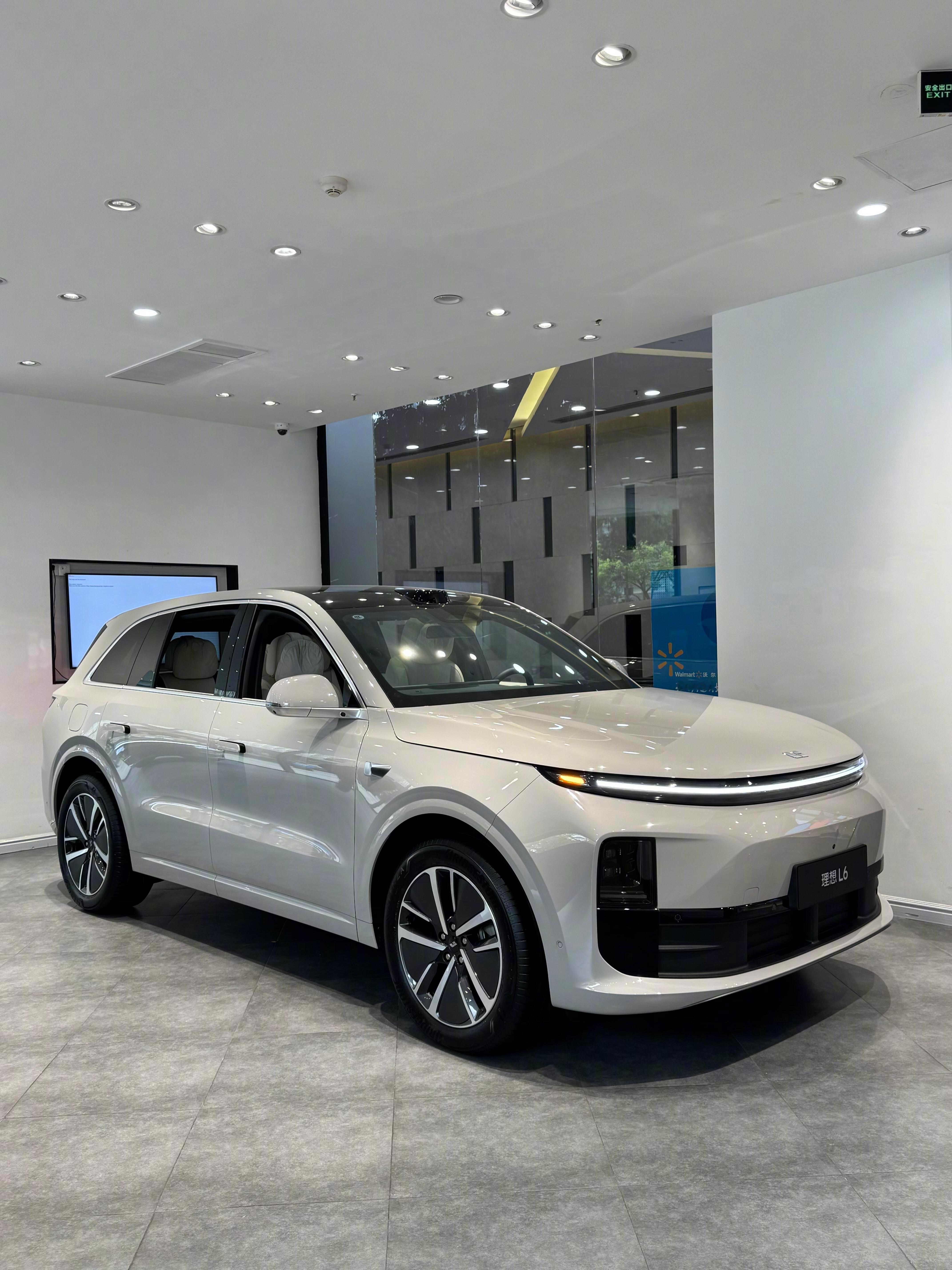 理想L6🚘1️⃣外观：标志性的星环头灯，圆润饱满的车身线条，这些家族基因都得到