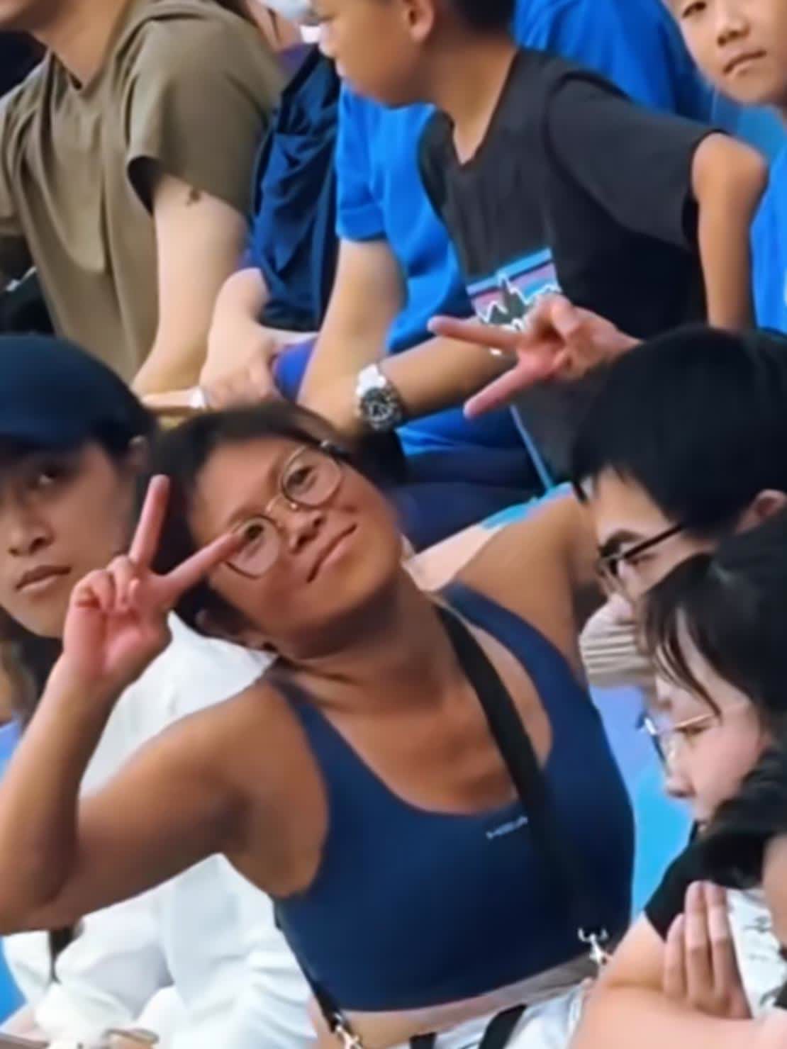 莫不是有神经病？上海网球大师赛上，一个外籍华人女子在现场疯狂