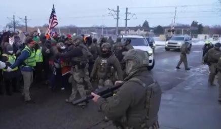 “打起来！打起来！打起来！”当地时间1月8日，美国明尼阿波利斯市民在街头，与美国