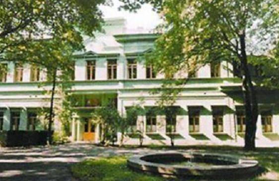 斯大林的晚年一直都是独居，身边除了警卫员和仆人，并没有亲人陪伴他。一方面，他的子