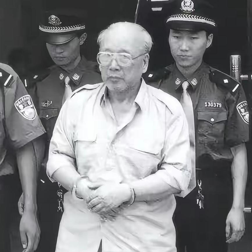 1999年，检察人员一脚踹开大门，一个古稀老头正在寡妇床上温存，只见他淡定提起裤