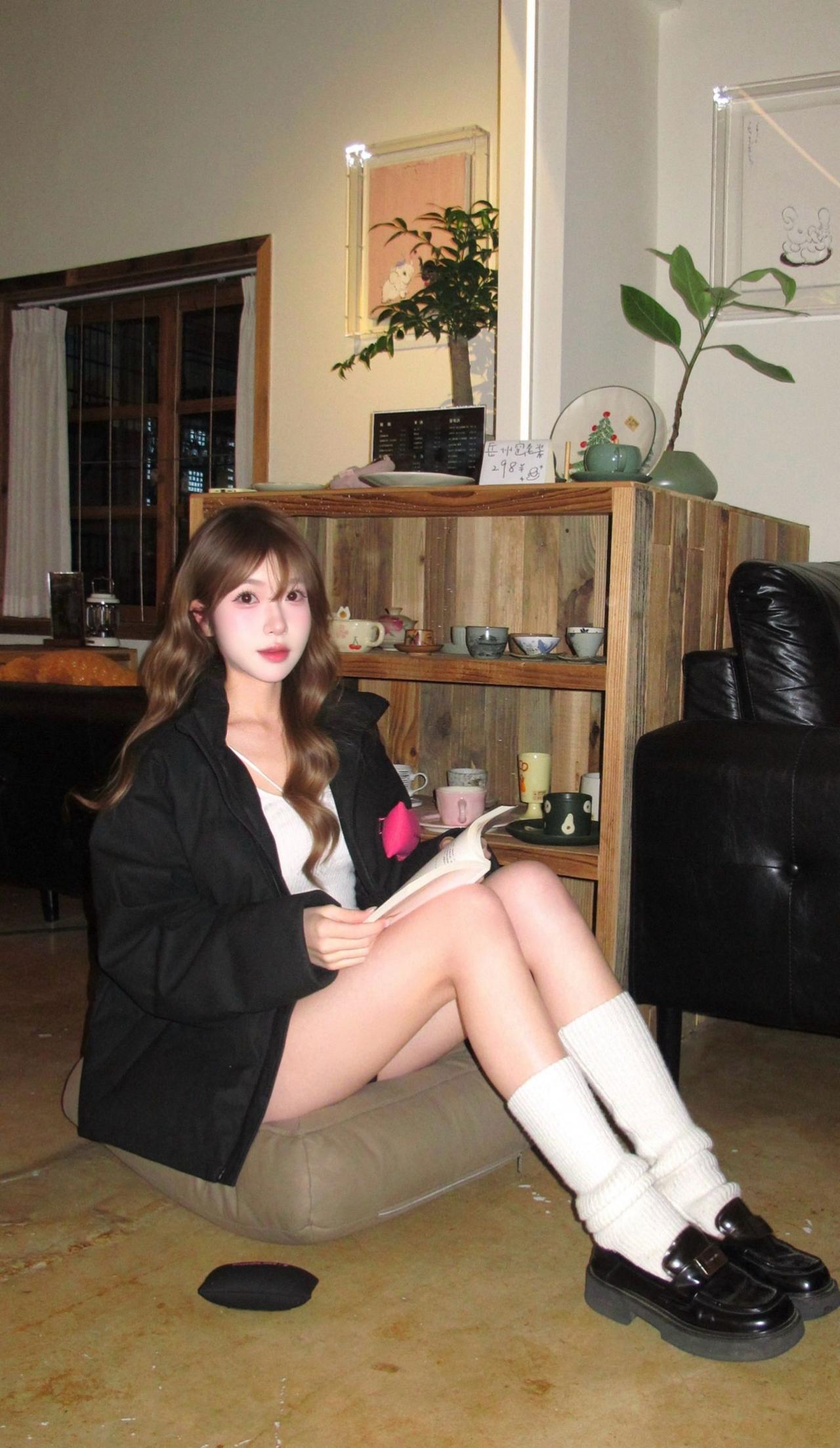 这套穿搭是甜酷活力的黑白撞色休闲风，把街头松弛感和少女细节融合。黑色宽松外套自带