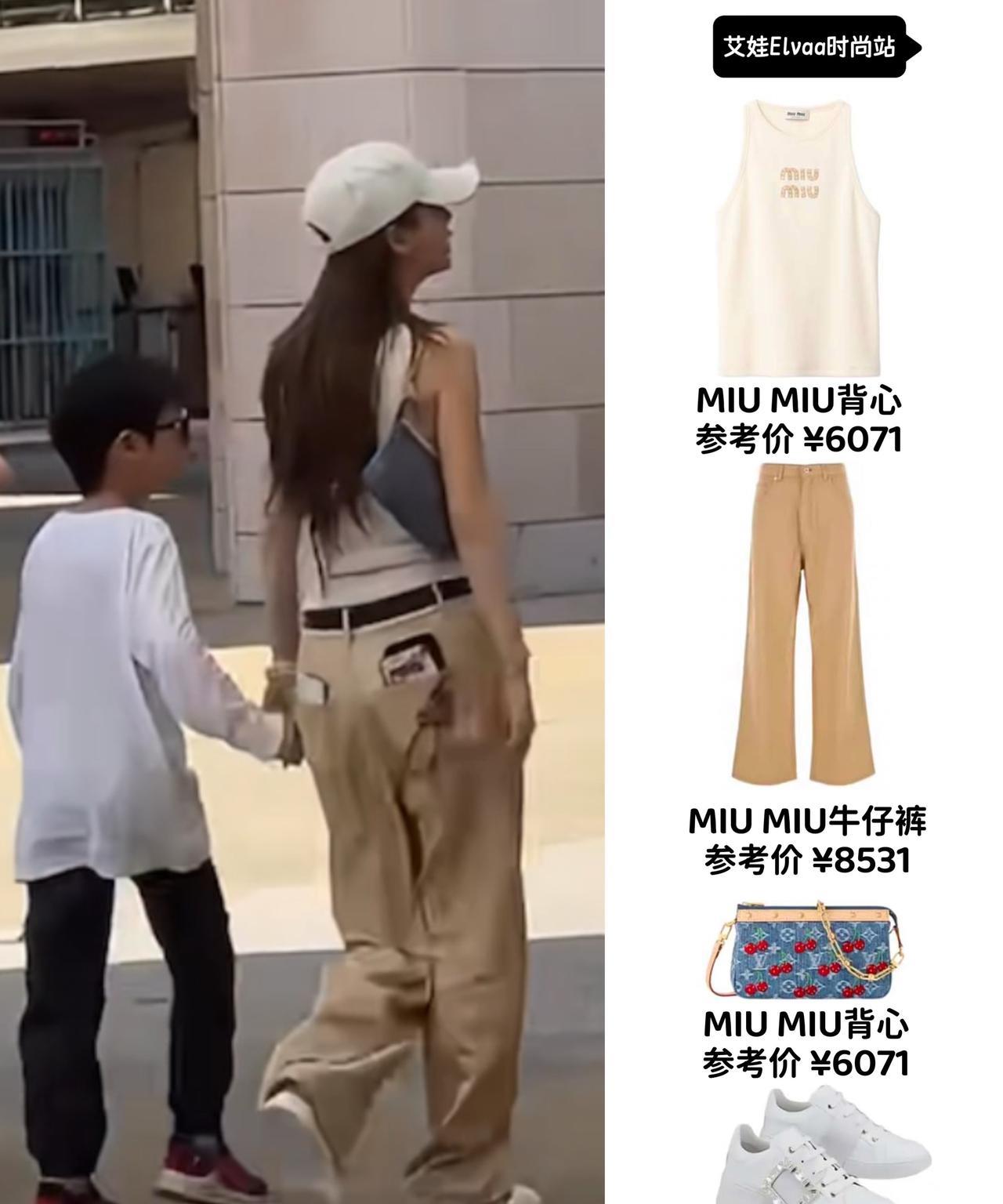 Angelababy新加坡带娃被偶遇！牵手小海绵画面好温馨，妥妥“松弛感宝妈”。
