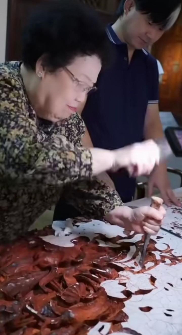 陈丽华不愧是紫檀女王，别看她身家百亿，一把年纪还亲自上手示范紫檀雕刻，一点架子都