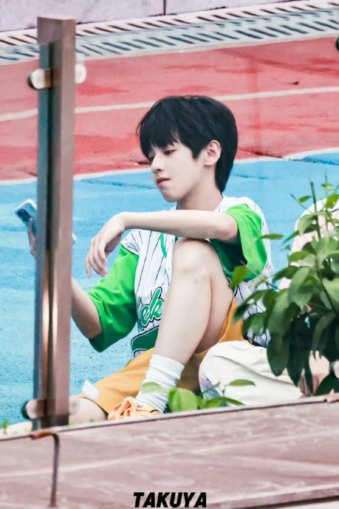 儿子变老公。你是说左边这个兔牙萌神和右边这个一拳能把我抡飞的是同一个人吗？​​