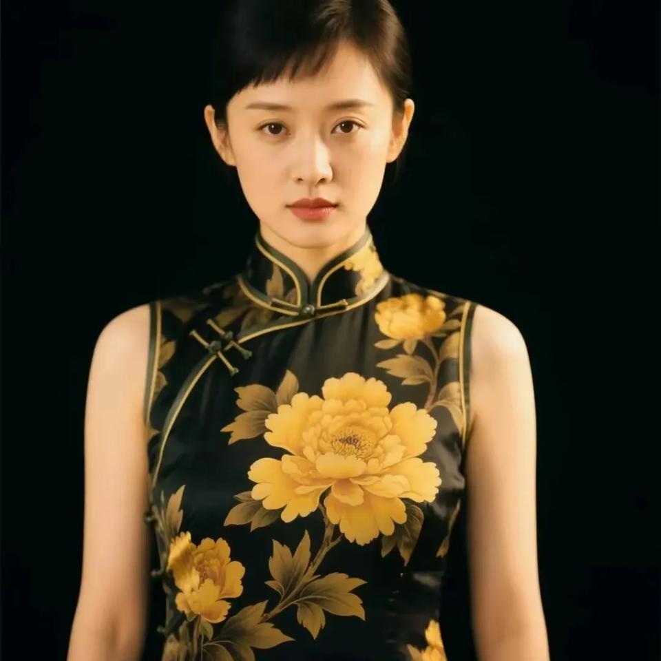 孙俪一袭黑底黄牡丹旗袍惊艳亮相，黑缎为幕，金黄牡丹肆意绽放，衬得她身姿婀娜、气韵