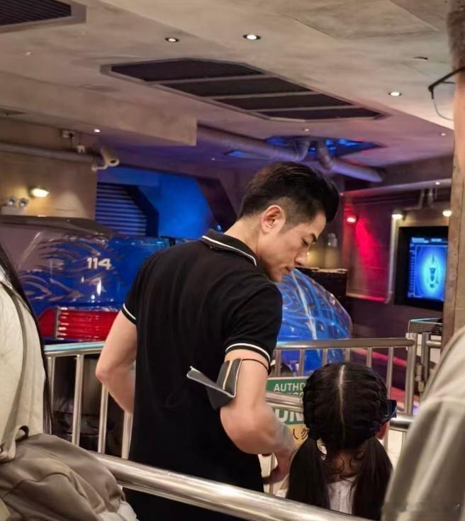 新加坡偶遇郭富城带女儿出游，小2岁岳父给女婿撑伞，三代同堂暖意十足
