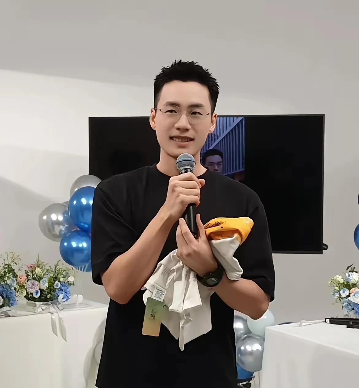 有人说，顿顿离开东方甄选最好的出路是加入与辉同行，因为顿顿本身讲品好、人气高