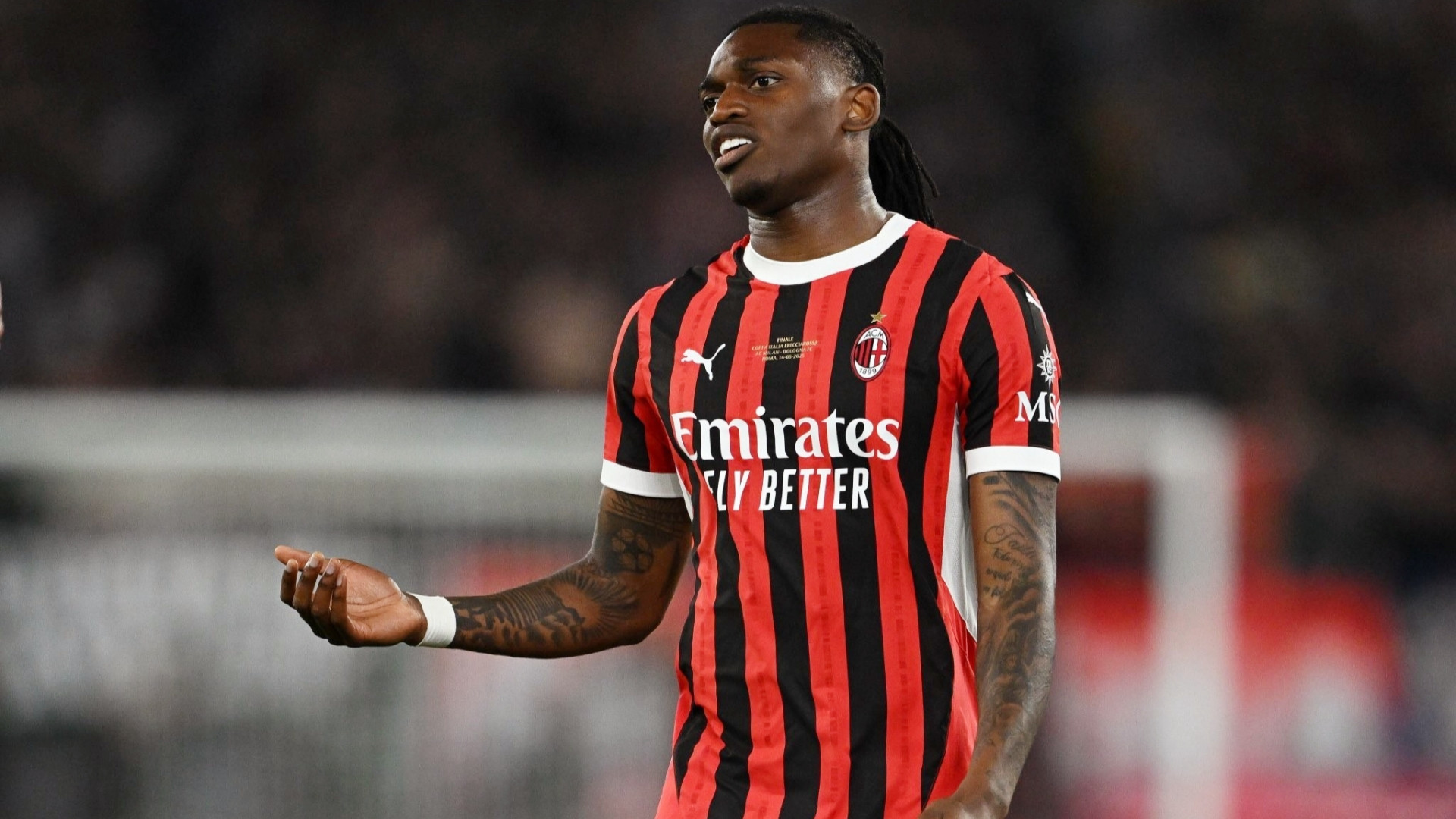 米兰高层不满莱奥的表现和态度，已推迟和他的续约谈判。莱奥需要做出回应和尽快调整