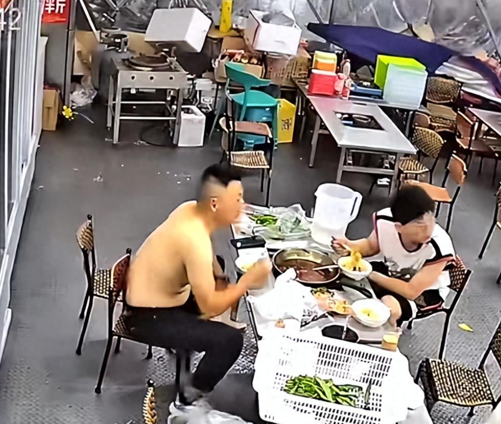 “好人有好报！”7月1日，陕西西安，一男子正和儿子吃饭，他听到前面有什么东西响，