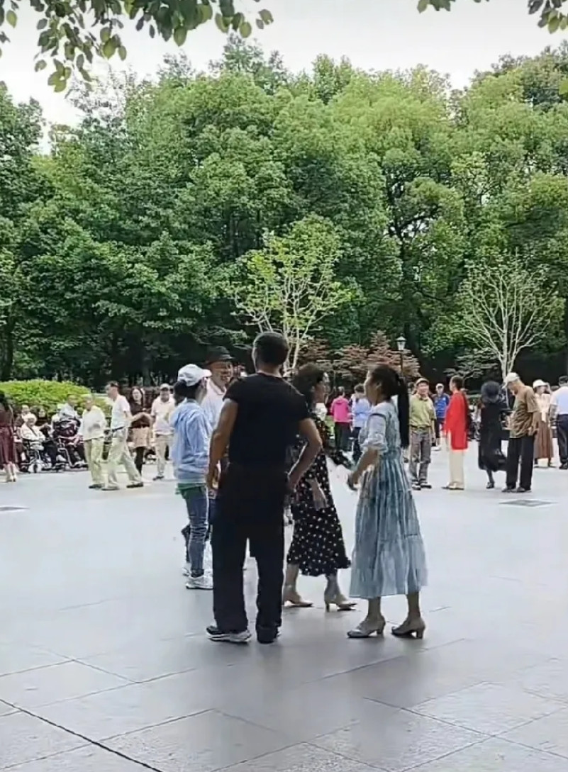 城管都管不了的广场舞，被这哥们一个大喇叭喊得全散开了！他是这么喊的:“带着别