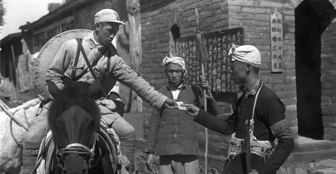 1940年，地下党员被俘，汉奸不由分说，把他吊起来就打，过了不久，地下党员的“招