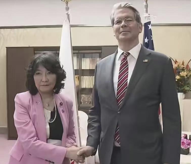 贝森特与人合照真的很不一样,与中方代表合照,贝森特虽然也是会摆造型,也是一副很神