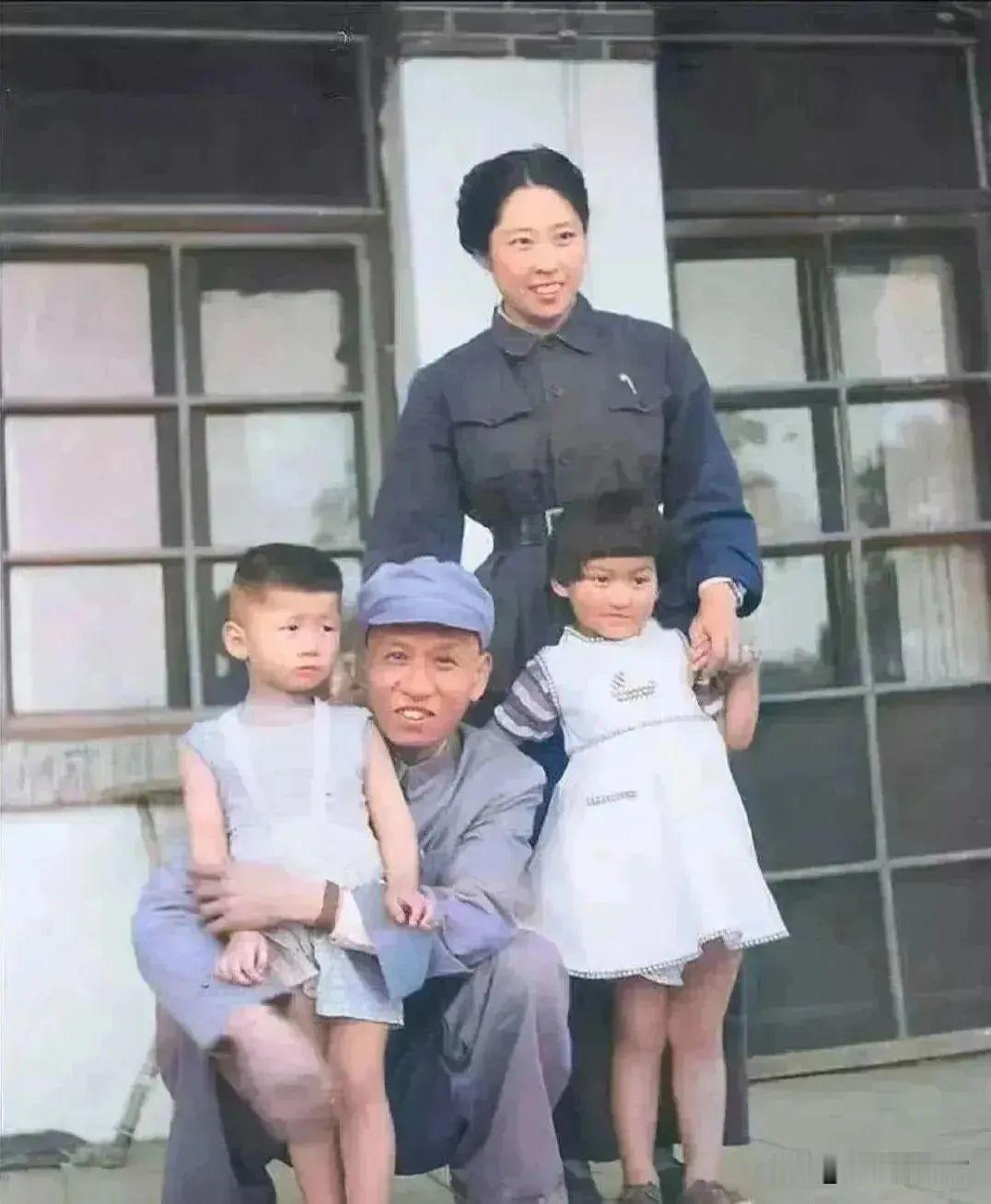 1948年，刘少奇一家的幸福合影，此时的他和王光美刚结婚不久。镜头中刘少奇怀里