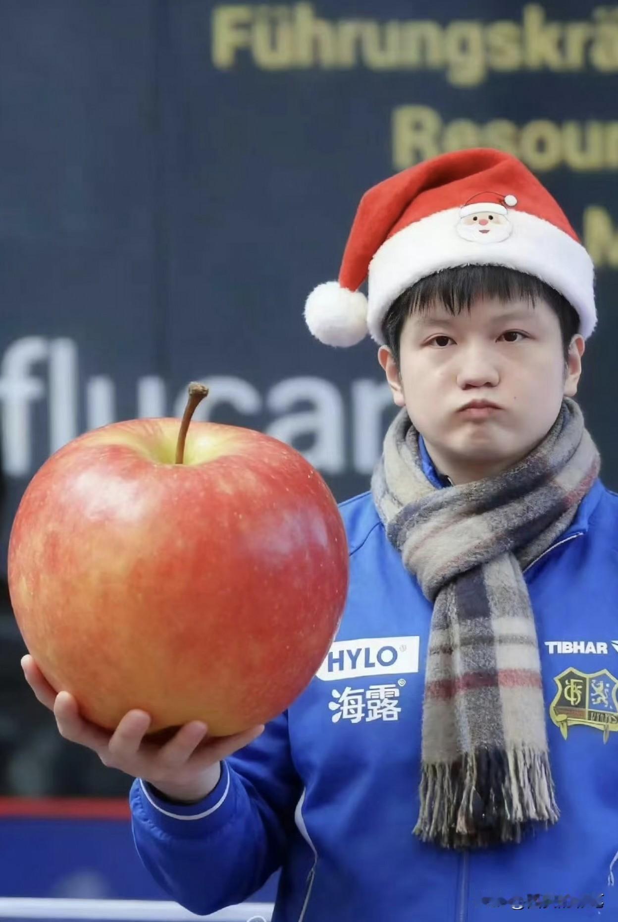 大苹果＋小胖人，樊振东，这造型，憋不住笑了[呲牙笑]瞧，身在海外的樊振东，戴着圣