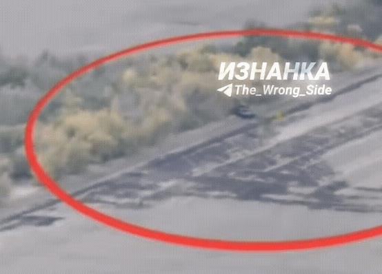 俄军无人机太疯狂了，乌军坦克刚露头就被炸毁了！在扎波罗热方向！乌军在后方调来了