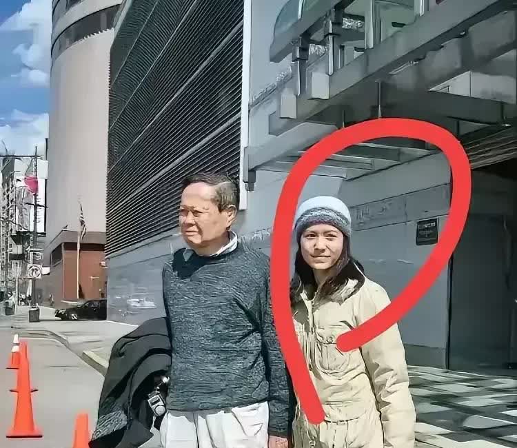 翁帆啊，真没想到呢，刚49岁就衰老成这般模样了，难道是完全不注重自己的外表了吗？