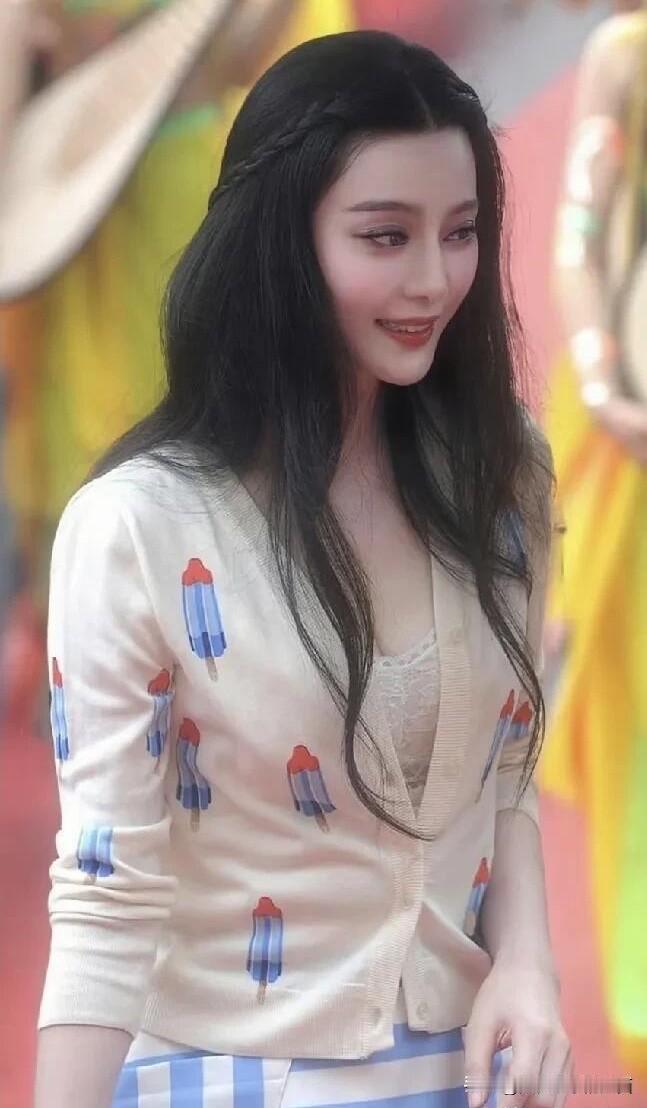 这才是她的真实容貌，属于浓颜系的美女，她的浓妆不会让人觉得油腻，反而看起来比较艳