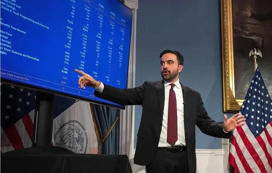 在美国总统老特对民主党不断打击的情况下，民主党也在不断反击，和老特唱对台戏。美国