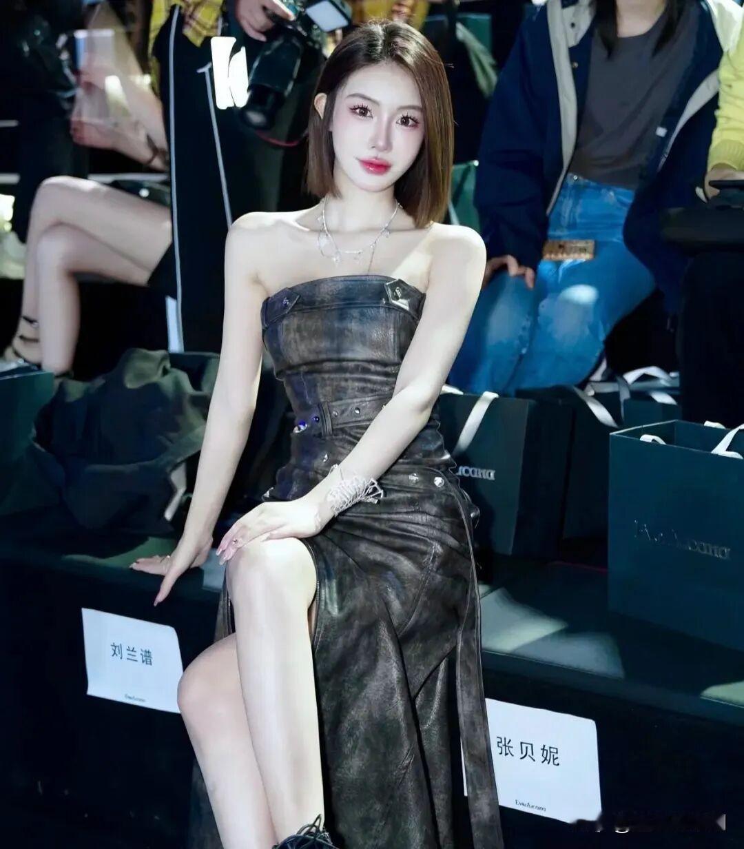 国产第一腿模！沪上极品名媛！人间尤物！太迷人了修长腿美女完美腿精