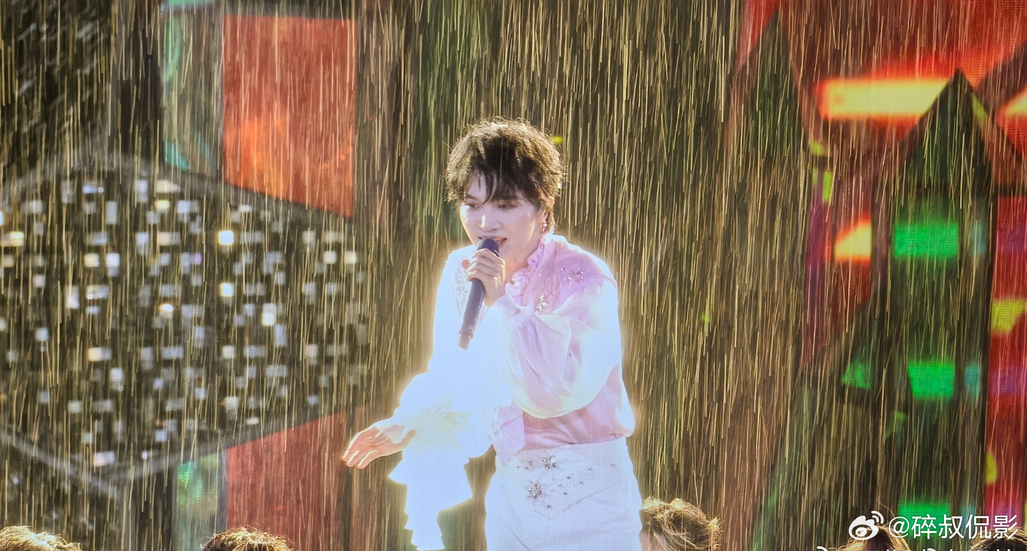雨下了三小时周深唱三小时一场暴雨，他在台上没遮没挡唱满三个小时。9月13日巡演