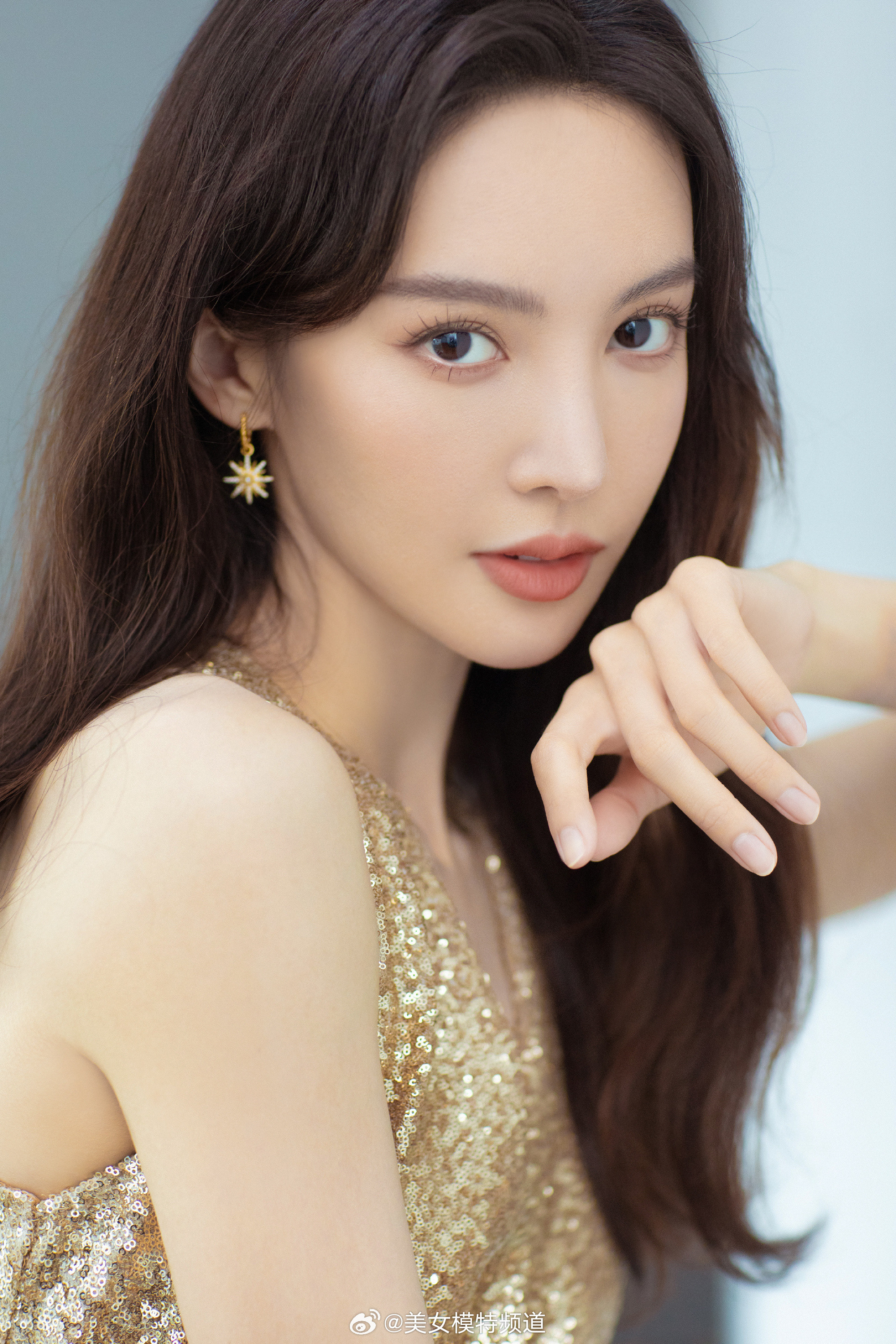 金晨金色闪耀气场满满