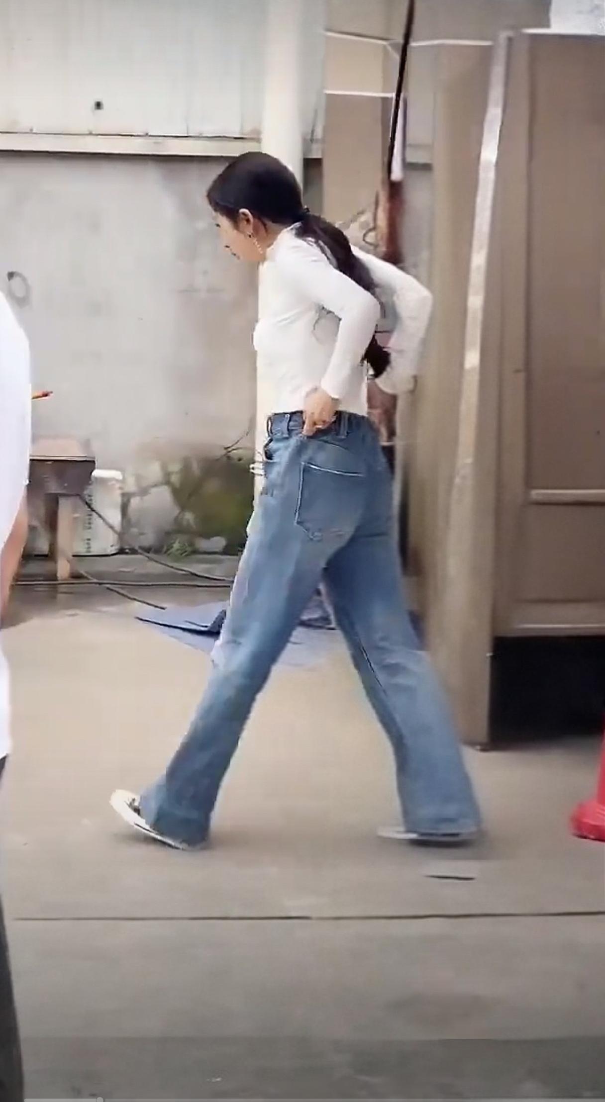 看到杨幂走路提裤子，我似乎看到了自己的小时候杨幂一边走路一边提裤子，很显然是裤