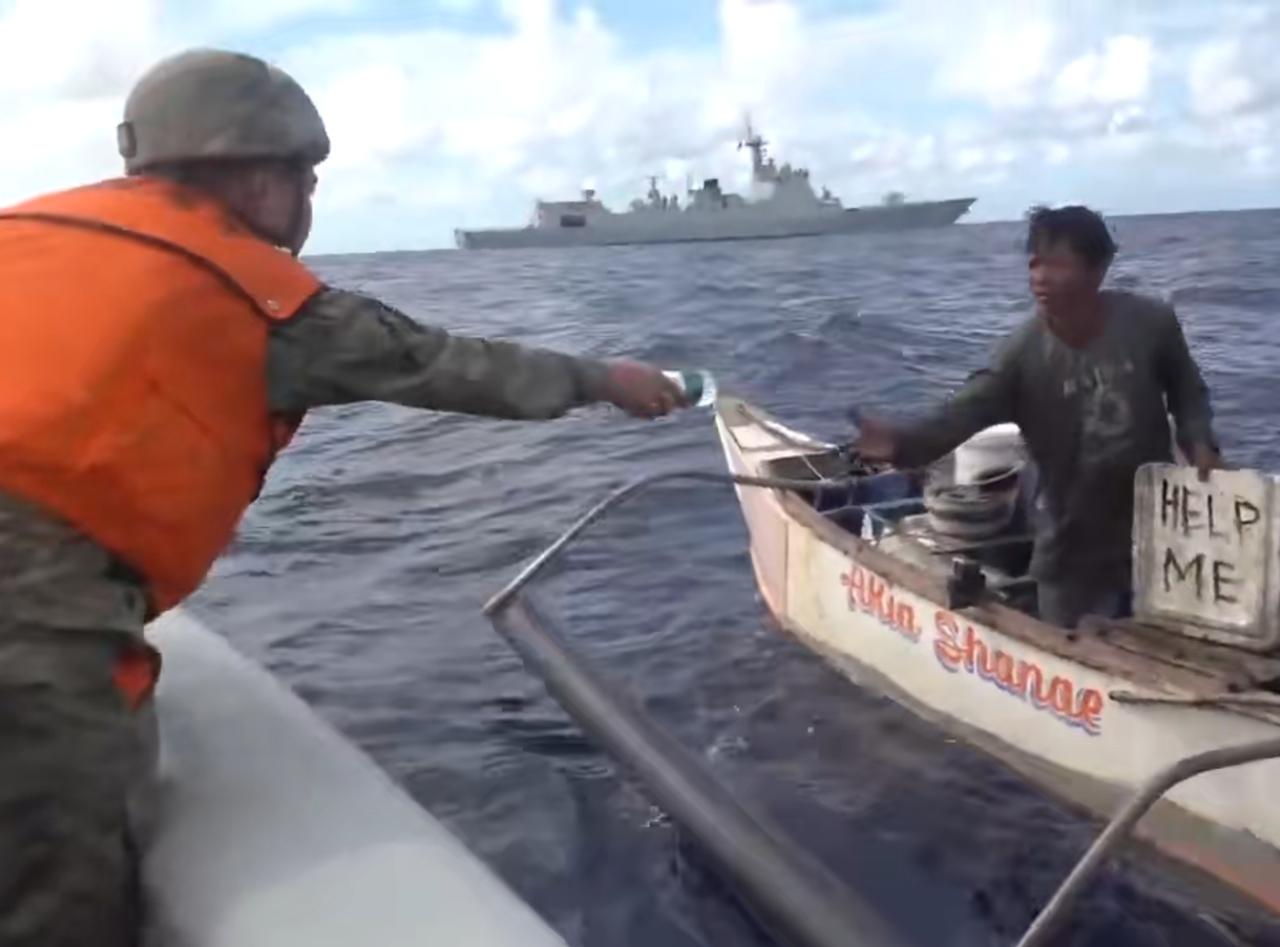 好人不好当！解放军在南海救助菲律宾遇险渔民，菲海警却恩将仇报25号当天，我军一
