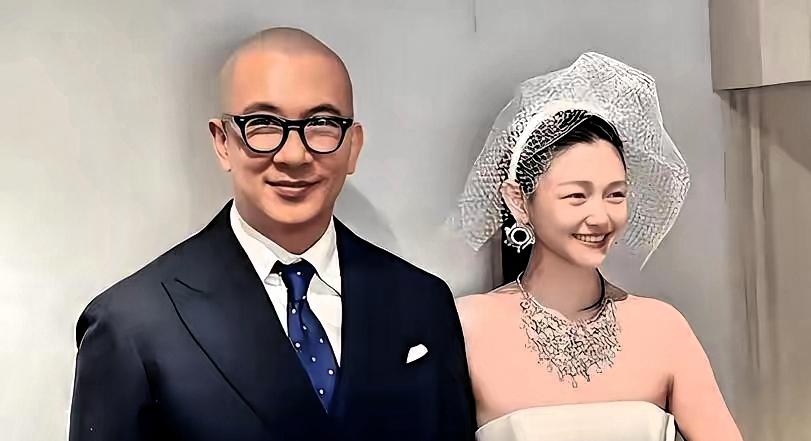 谁都没料到，墓园现场照片刚刚在网络传播不到六个小时，张兰连续更新的三条动态，瞬间