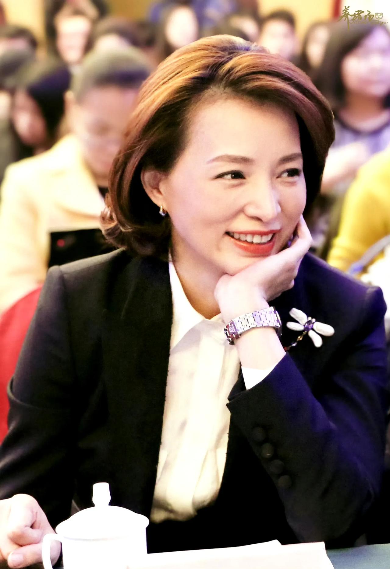 记者采访董卿：“你认可自己是央视一姐吗？”董卿笑了笑，给出的答案既敞亮又高明。