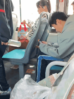 4月1日13时40分许，一名男孩在甘肃庆阳7路公交车上多次用打火机点燃前排座椅靠