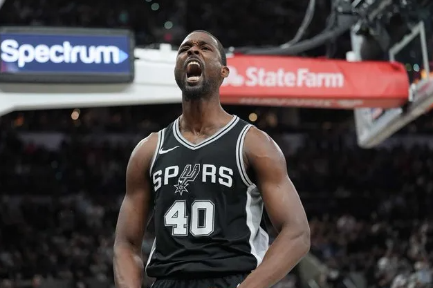 NBA常规赛，马刺以111-101战胜灰熊。赛后，哈里森-巴恩斯接受了采访。在