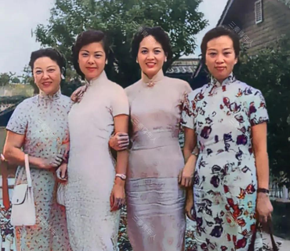 1946年，上海，四名穿着旗袍的太太合影，面对镜头她们气场十足，不仅气质高雅，而