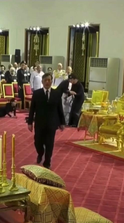 诗妮娜贵妃在帕公主葬礼上给泰王妹妹行匍匐礼，太虔诚啦！据悉，在泰国无论是达官