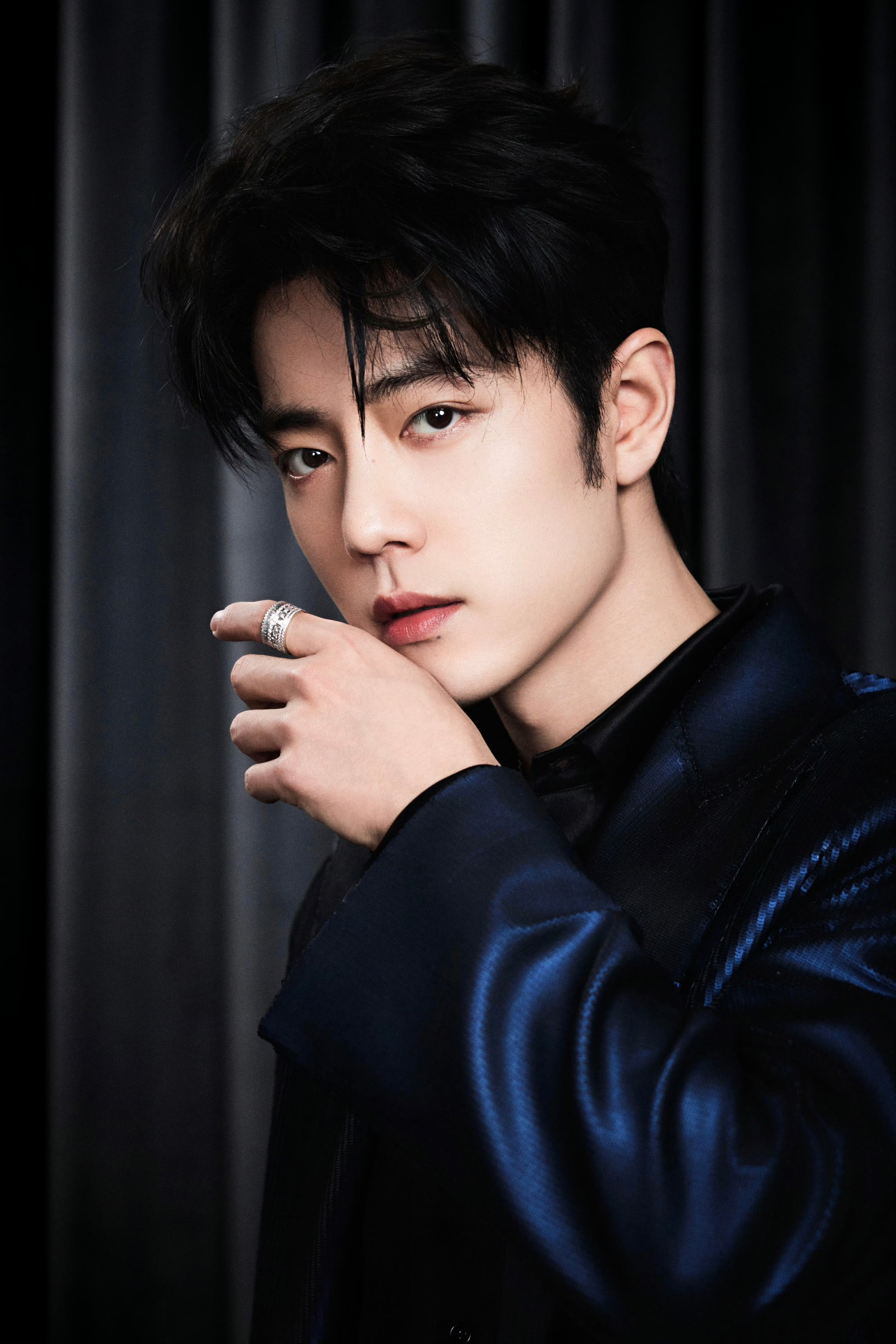 肖战的第二套服装来了，看着材质非常细腻柔软