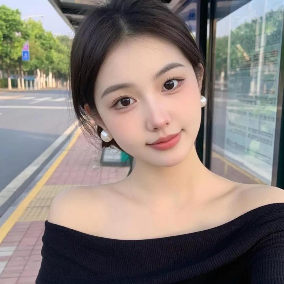 元气少女街拍，珍珠耳环搭配简约裙装，甜美又时尚！街拍美少女穿搭气质耳环女珍珠