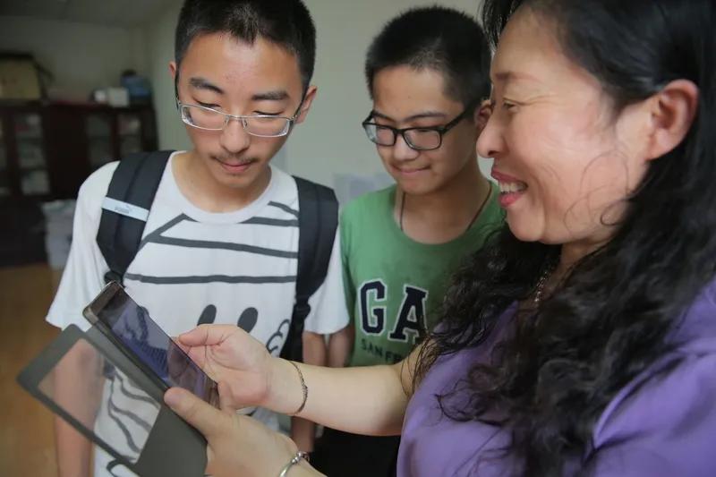 五十一岁的刘老师惊讶地发现，自己原本肌肉丰满的胳膊和小腿不知不觉间变得干瘪了，变