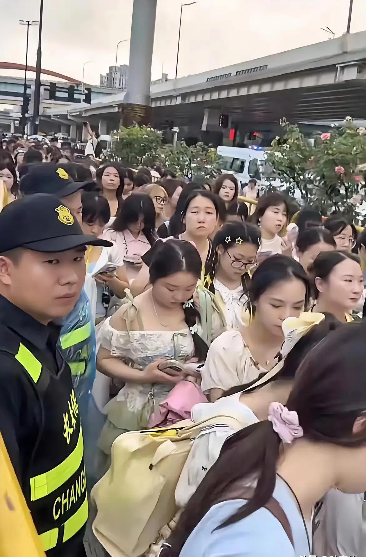上海演唱会刷屏，演唱会现场人头攒动，不少年轻女生到场应援，随即出现调侃言论：粉丝