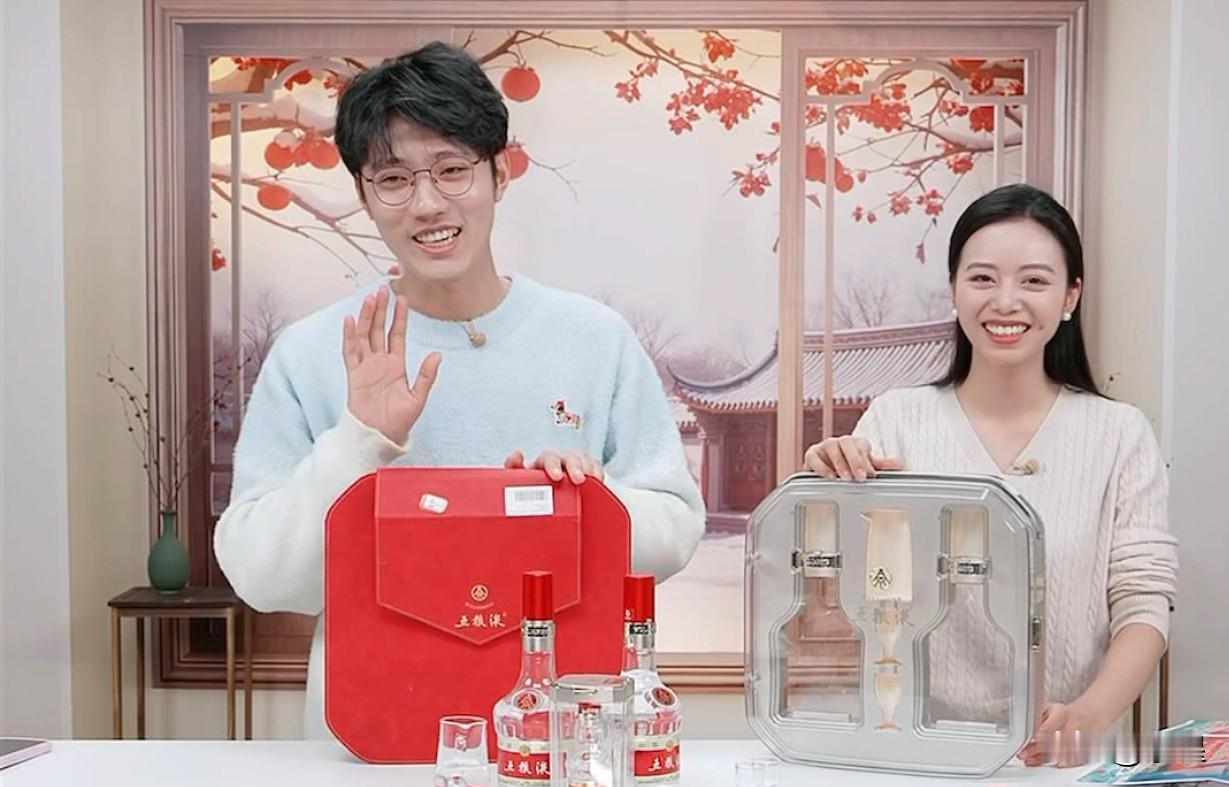 今天鹏鹏和小贝交接班澄清了一个乌龙他前几天跟董宇辉直播时说要当上门女婿记