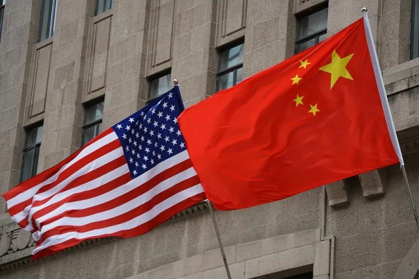 中美之间已经没有回头路了。美国手握芯片技术、美元结算体系、高端工业设备的主动权