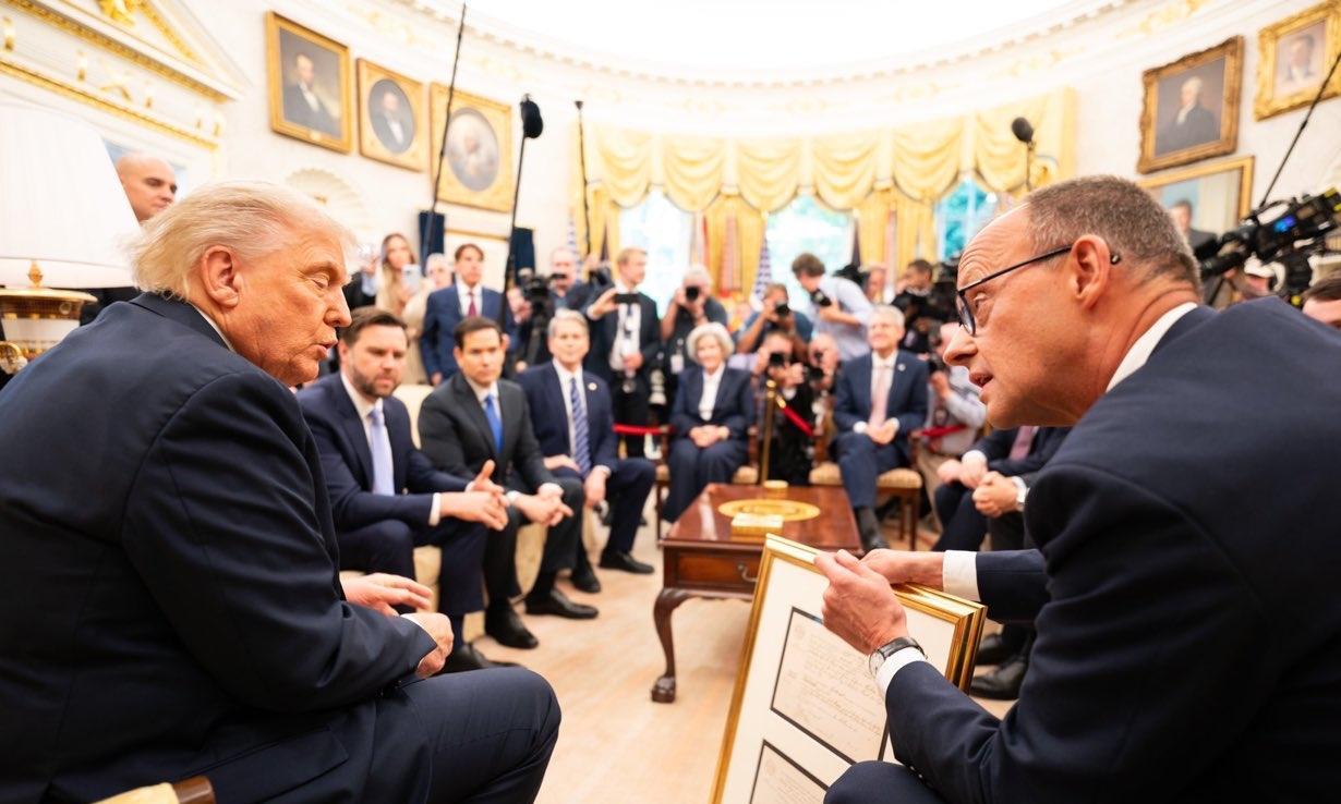 今天德国总统默茨在白宫给了特朗普的爷爷的出生证复印件，叫特朗普不要忘记他爷爷和很