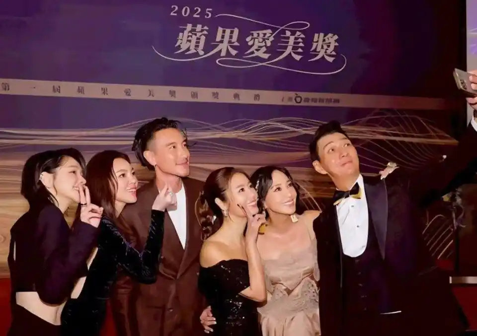 50岁林心如和51岁曾馨莹同框，关颖徐若瑄王阳明站一排，网友：这脸咋都不带老的。​