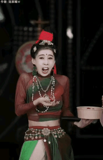 镜头前，怎么都要装一下[大笑]