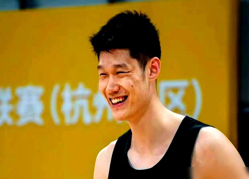 你敢信？孙铭徽坐轮椅疼到咧嘴的第二天，广厦狂赢同曦23分！翻技术统计才懂，