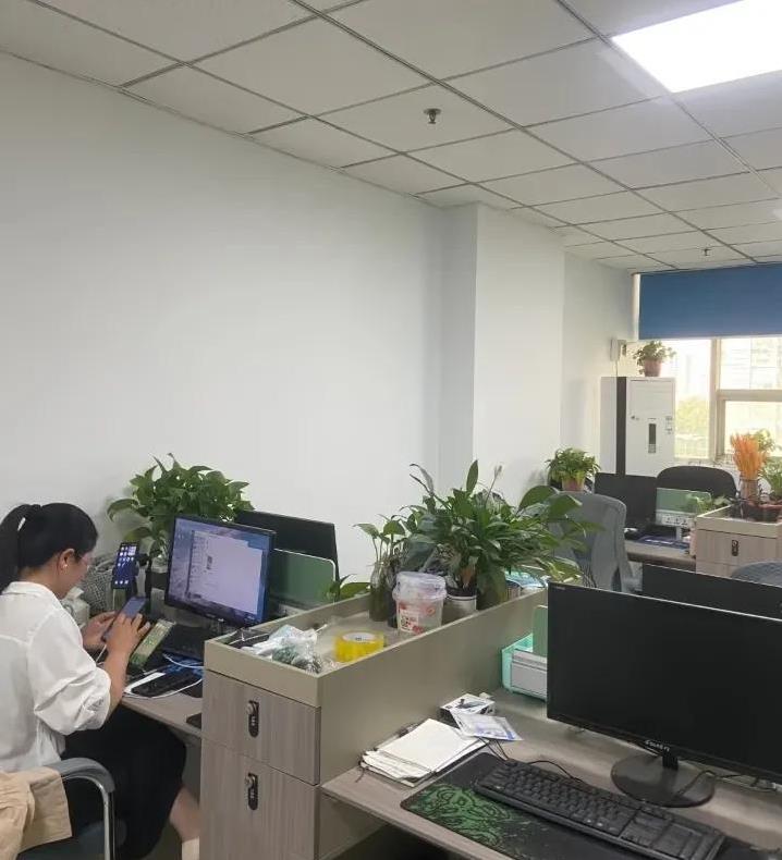 我在小区物业上班，我办公室里的一个男同事，我跟他的关系，就和其他同性异性同事一样